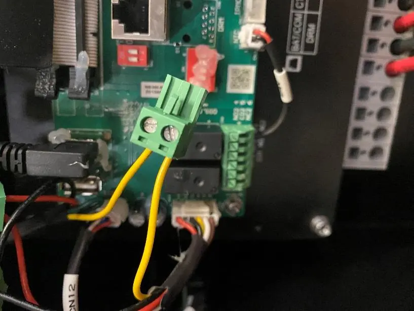 Befestigung des Drahtes am Stecker