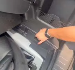 Öffnen des Kofferraumbodens