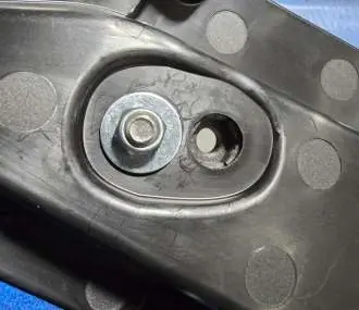 Befestigung der Adapterplatte an der Verkleidung
