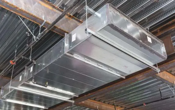 Mechanische Installation an der Decke