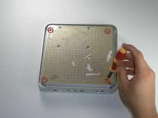 Lösen der T10 Torx-Schrauben