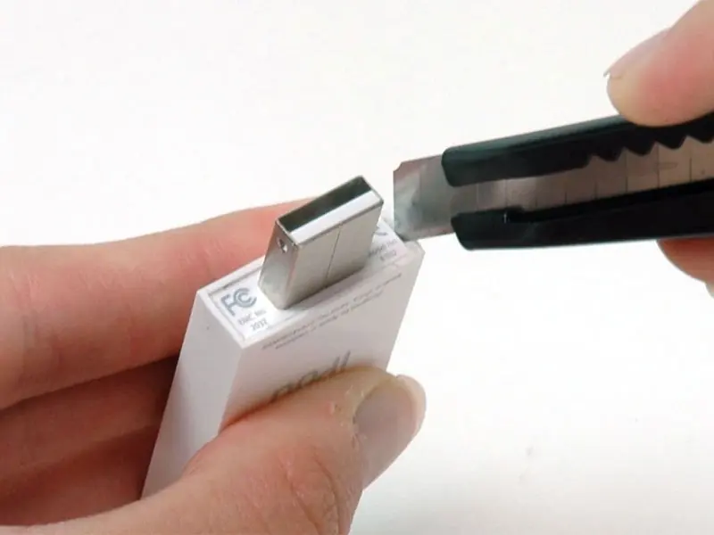 Lösen des Klebers um den USB-Anschluss