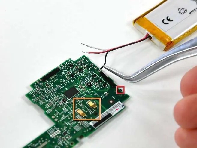 Einsetzen der neuen Batteriekontakte