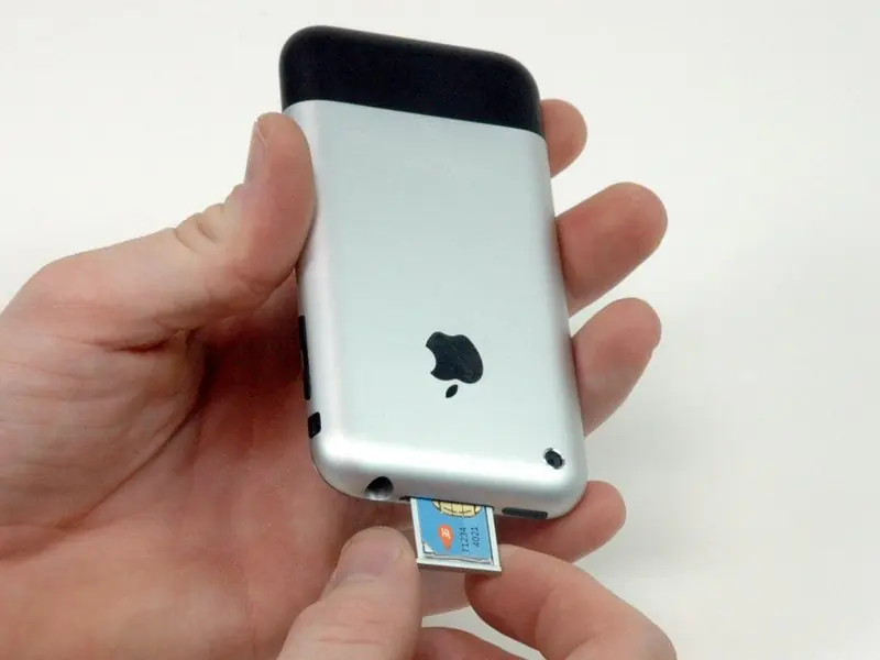Entnehmen des SIM-Kartenfachs aus dem iPhone