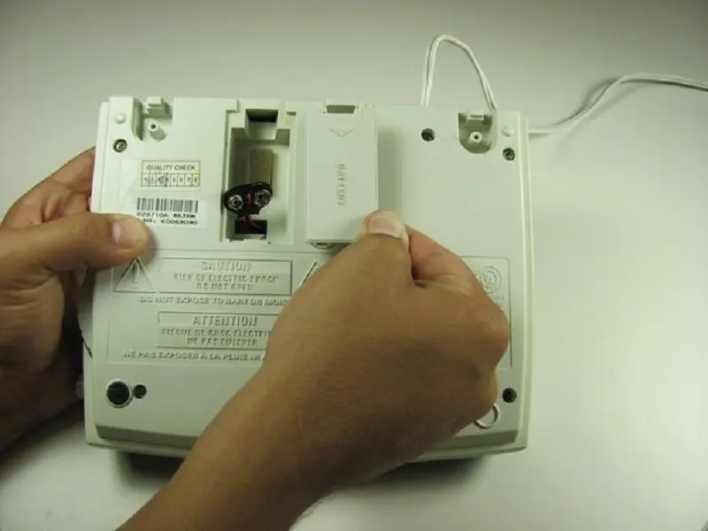 Entfernen der Batterieabdeckung.