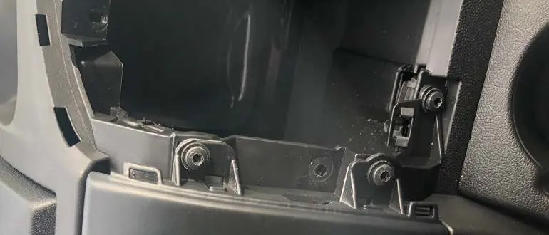 Explosionszeichnung der 2-DIN Radioblende