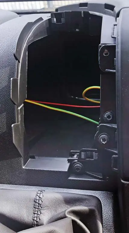 Position der TX25-Schrauben am OEM-Ablagefach