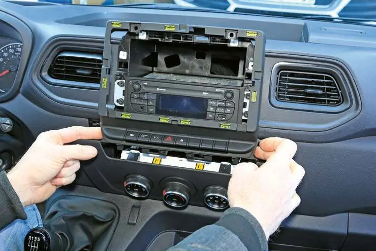 Demontage des Originalradios