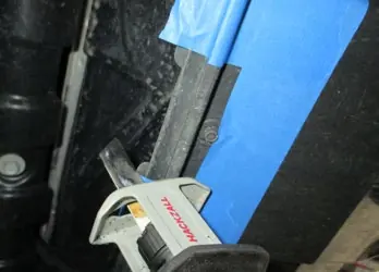 Markierung für das Trimmen der Kunststoffverkleidung