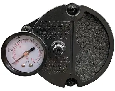 Einstellschraube für den Pumpendruck und Manometer