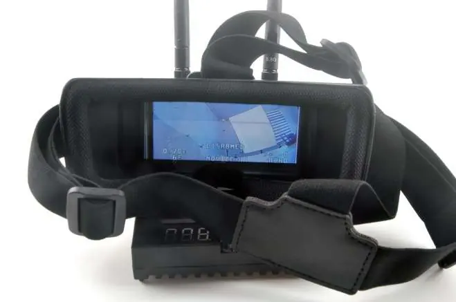 Start des FPV-Flugs: Fernsteuerung und Brille einschalten, Akku anschließen.