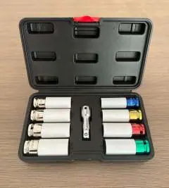 Set mit farbcodierten Stecknüssen und Verlängerung