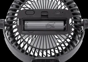 Rückseite des Ventilators mit Batteriefach und Ladeanschluss