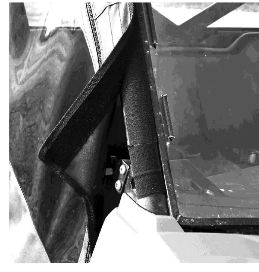 Platzierung der Klettstreifen am oberen Türrahmen