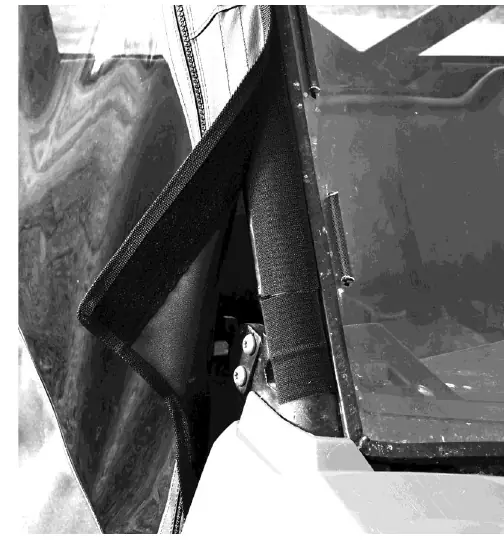 Platzierung der Klettstreifen an der vorderen Rahmenkante.