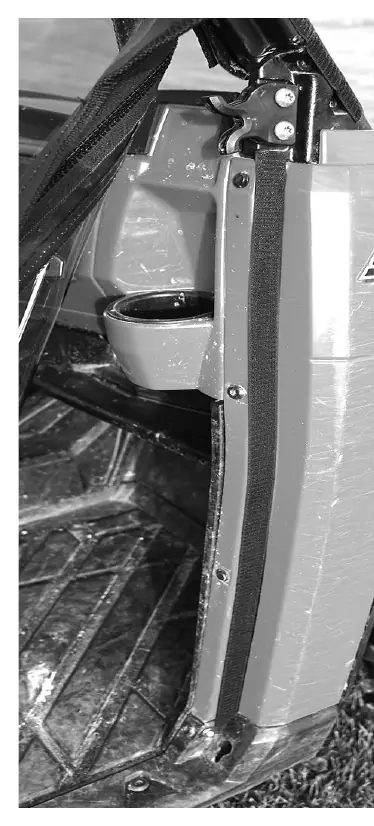 Installation des 30-Zoll-Klettstreifens an der unteren vorderen Kante.