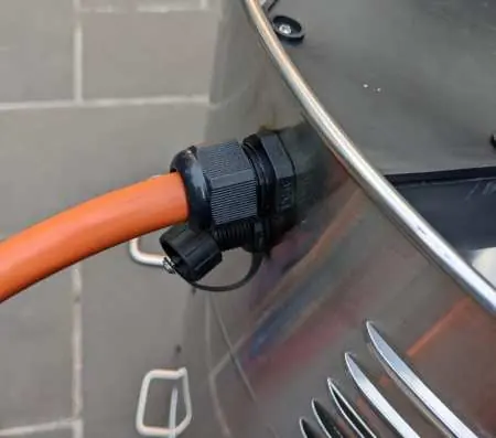 Installation des neuen Kabels durch die Kabelverschraubung