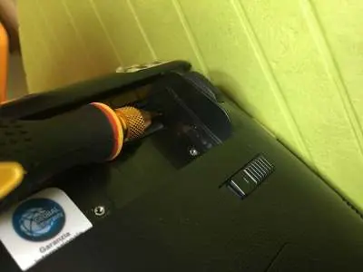 Entriegeln der Tastaturhaken
