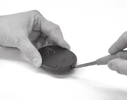 Öffnen des Senders zum Batteriewechsel