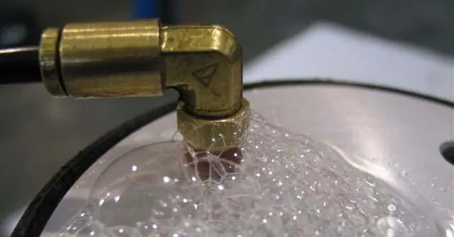 Lecksuche mit Seifenwasser