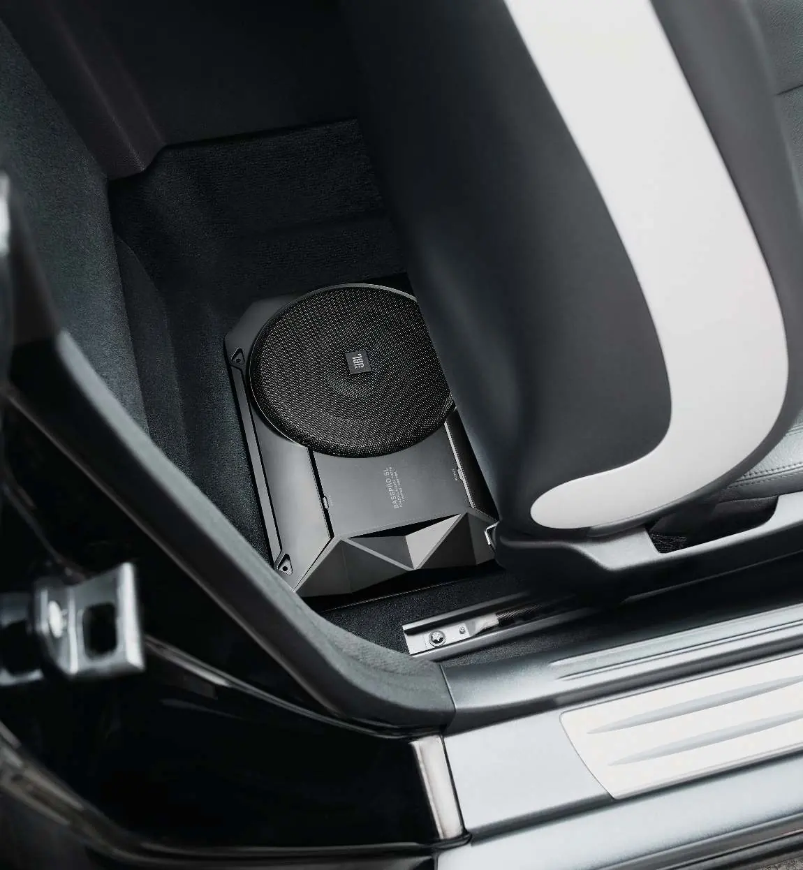 JBL BassPro SL2 im Fahrzeug