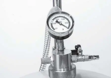 Detailansicht der Manometer- und Anschlusskonfiguration.