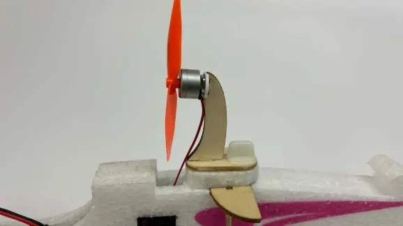 Montierter Motor am Modell