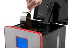 Einfüllen des Kaffeepulvers