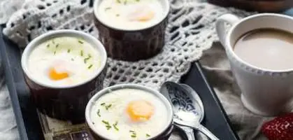 Zubereitung von weichgekochten Eiern mit Kräutersahne