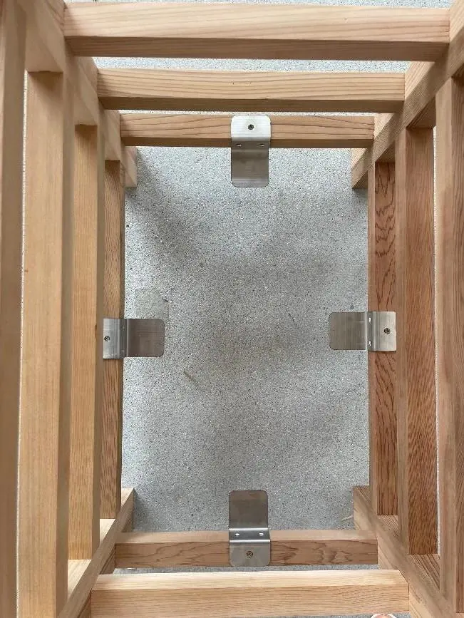 Installation des Ofens im Holzgehäuse
