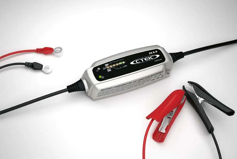 CTEK XS 0.8 Batterieladegerät mit Anschlusszubehör