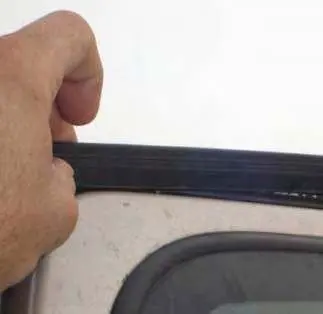 Einsetzen des vorderen Kunststoffstreifens