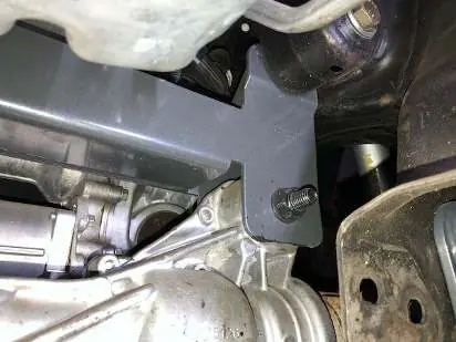 Installierter hinterer Querträger