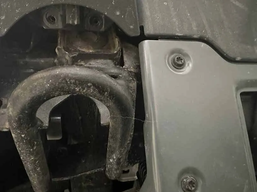 Entfernen der M6-Schrauben unter den Abschlepphaken