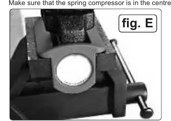 Fig. E: Einspannen des Kompressors in einen Schraubstock.