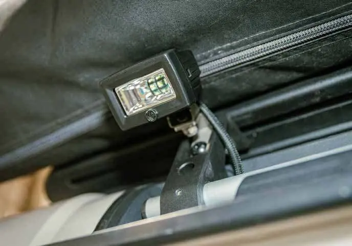 Installierter Scheinwerfer an der Halterung