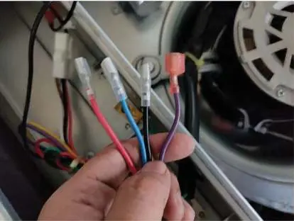 Abziehen der Motorkabel