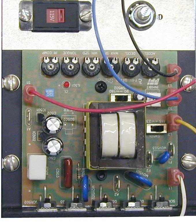 Platine mit Spannungsumschaltern und Geschwindigkeitsregler
