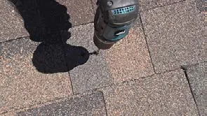 Schritt 1: Sparren lokalisieren und vorbohren
