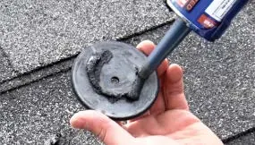 Auftragen des Dichtmittels auf die Microflashing-Dichtung