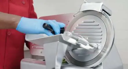 Einstellen der Schnittdicke und Platzieren des Produkts